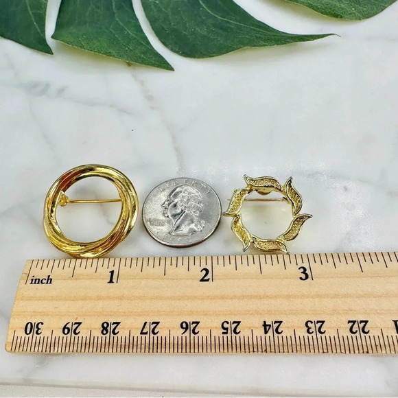 Vintage Circle Brooch Pins Crown Trifari and Gerrys Gold Tone Set of 2 5… - Picture 11 of 11